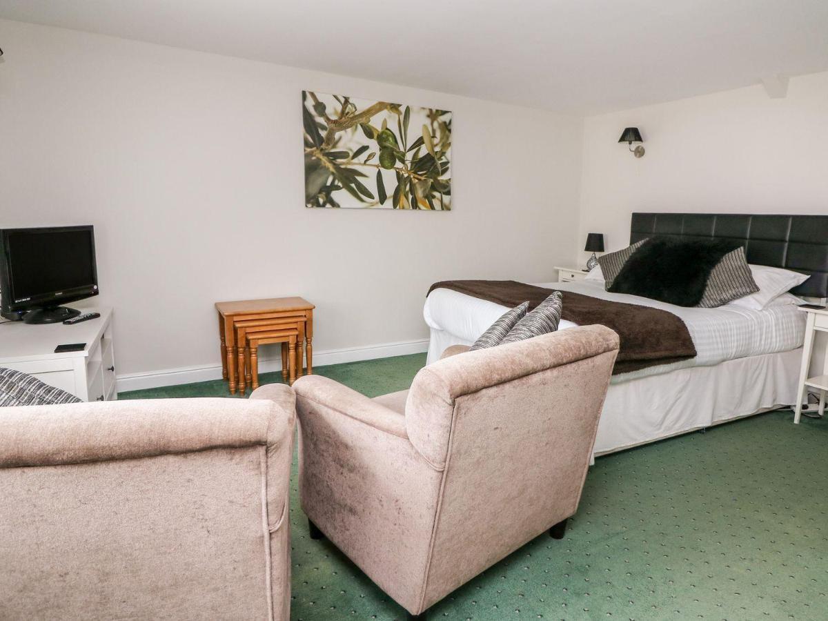 Triangle Inn Coachouse Rhayader Buitenkant foto